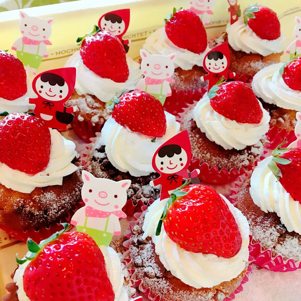 イチゴのカップケーキ🍓|う〜さんさん