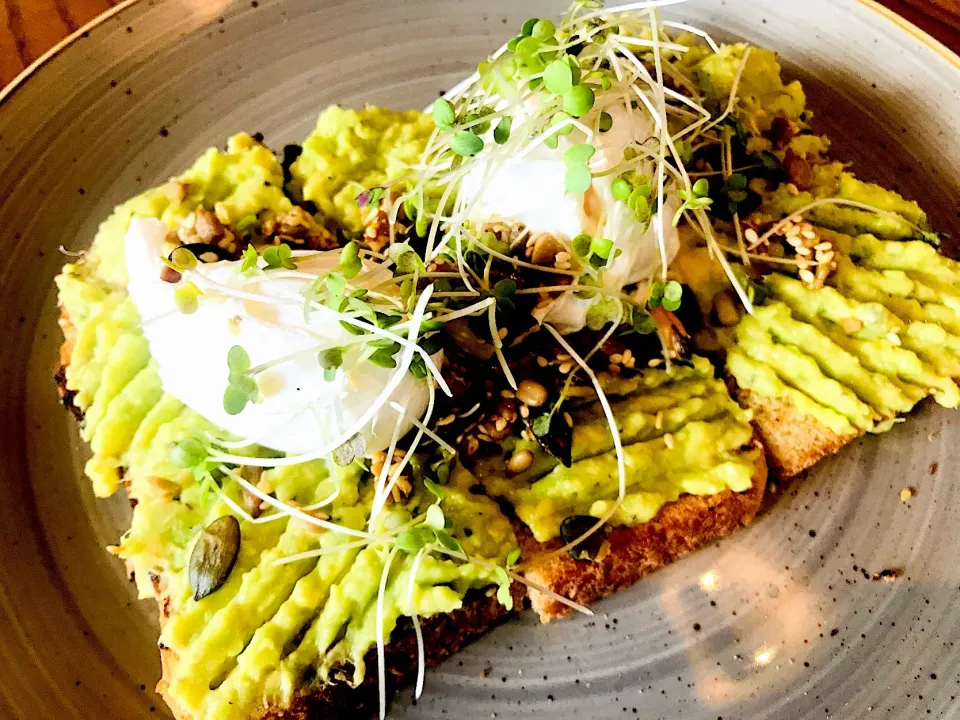 Poached eggs, squashed Avocado and Toast.|Sergio Lacuevaさん