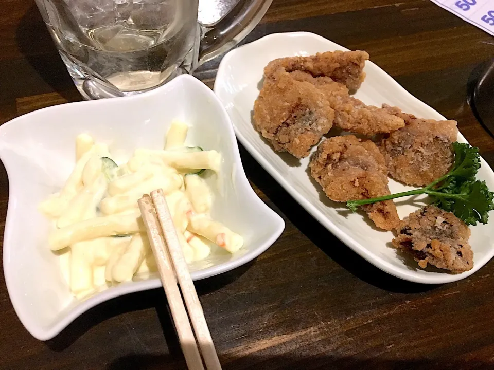 鮪の竜田揚げとマカロニサラダ🐟 友と立飲み🍻|しろこ🐾໊さん