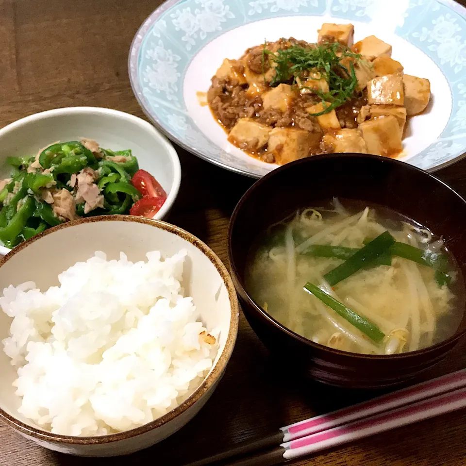 #土鍋ごはん 
 #麻婆豆腐 
 #無限ピーマン 
 #もやしとニラの味噌スープ|まきさん