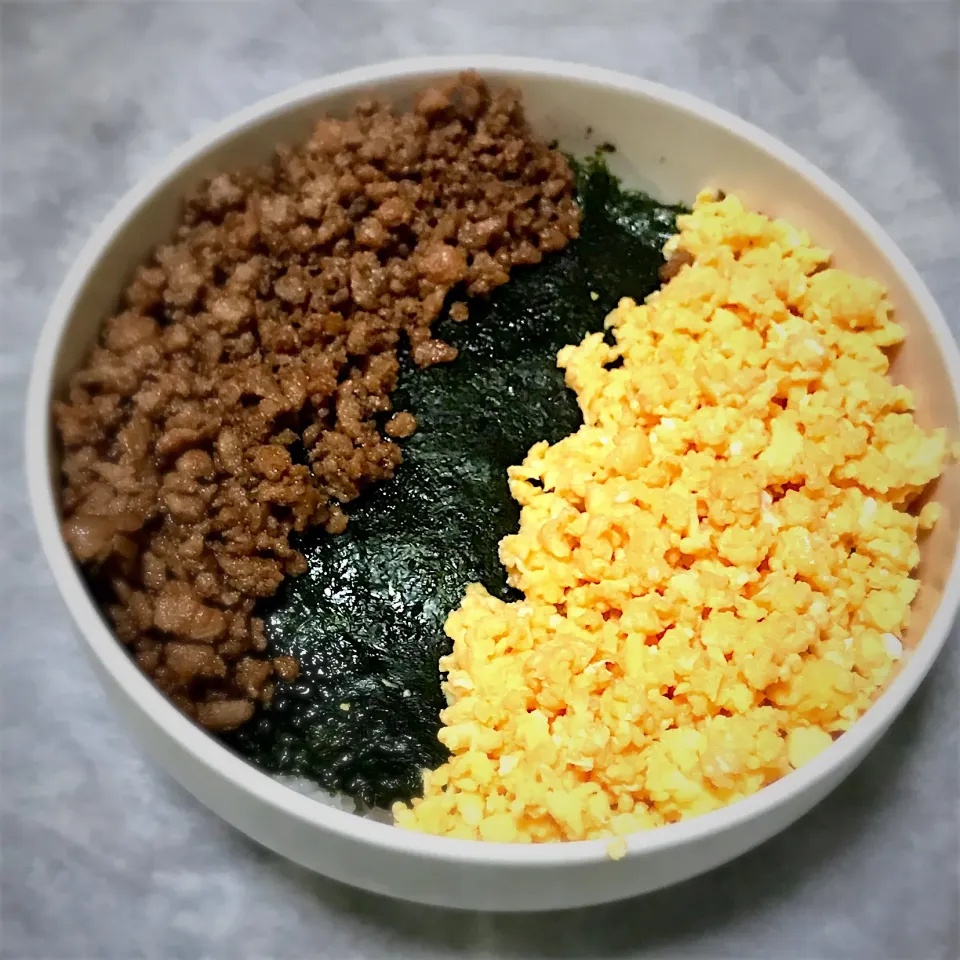 今夜はのり弁仕様の、三色丼を頂きました😋🎵❗️🎉|ギムレットさん