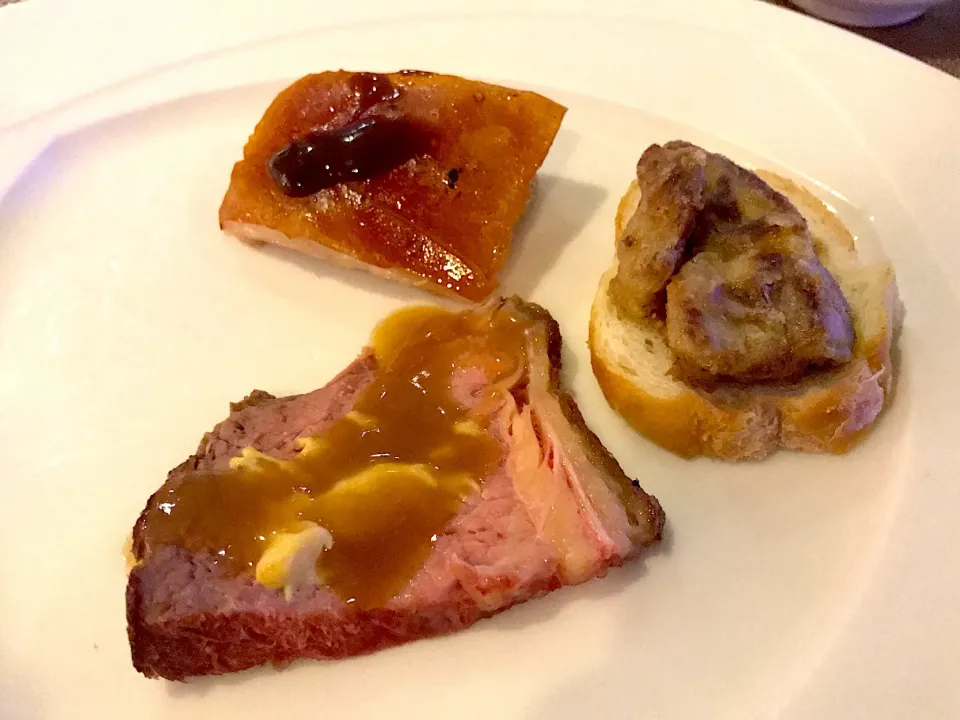 Angus steak, knuckling pig & goose liver|Sky Blueさん