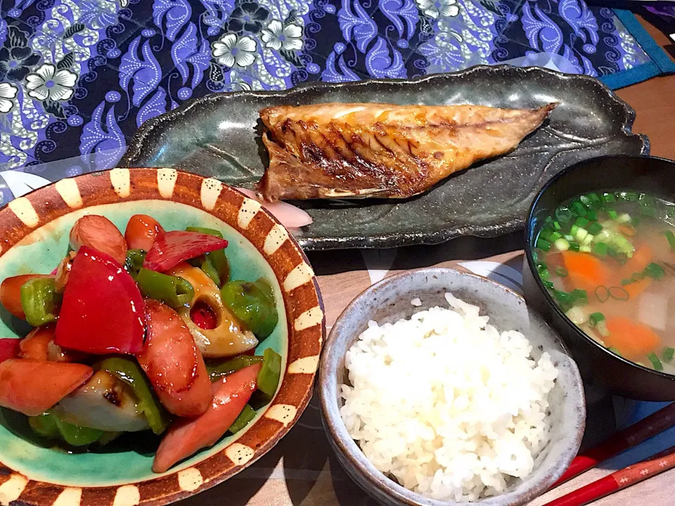 晩御飯
鯵干物、新生姜、レンコンとラディッシュとピーマンとウインナーの甘酢あんかけ、具沢山味噌汁、白米|かよちゃんさん