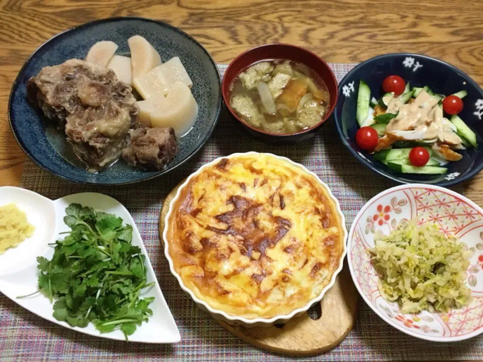 テールスープ・けんちん汁・ちくわときゅうりのサラダ・白菜の沢わさび醤油和え・栗原はるみさんレシピ カニとカリフラワーのふわふわグラタン・テールスープ用薬味山盛りパクチーとおろしショウガ|美也子さん