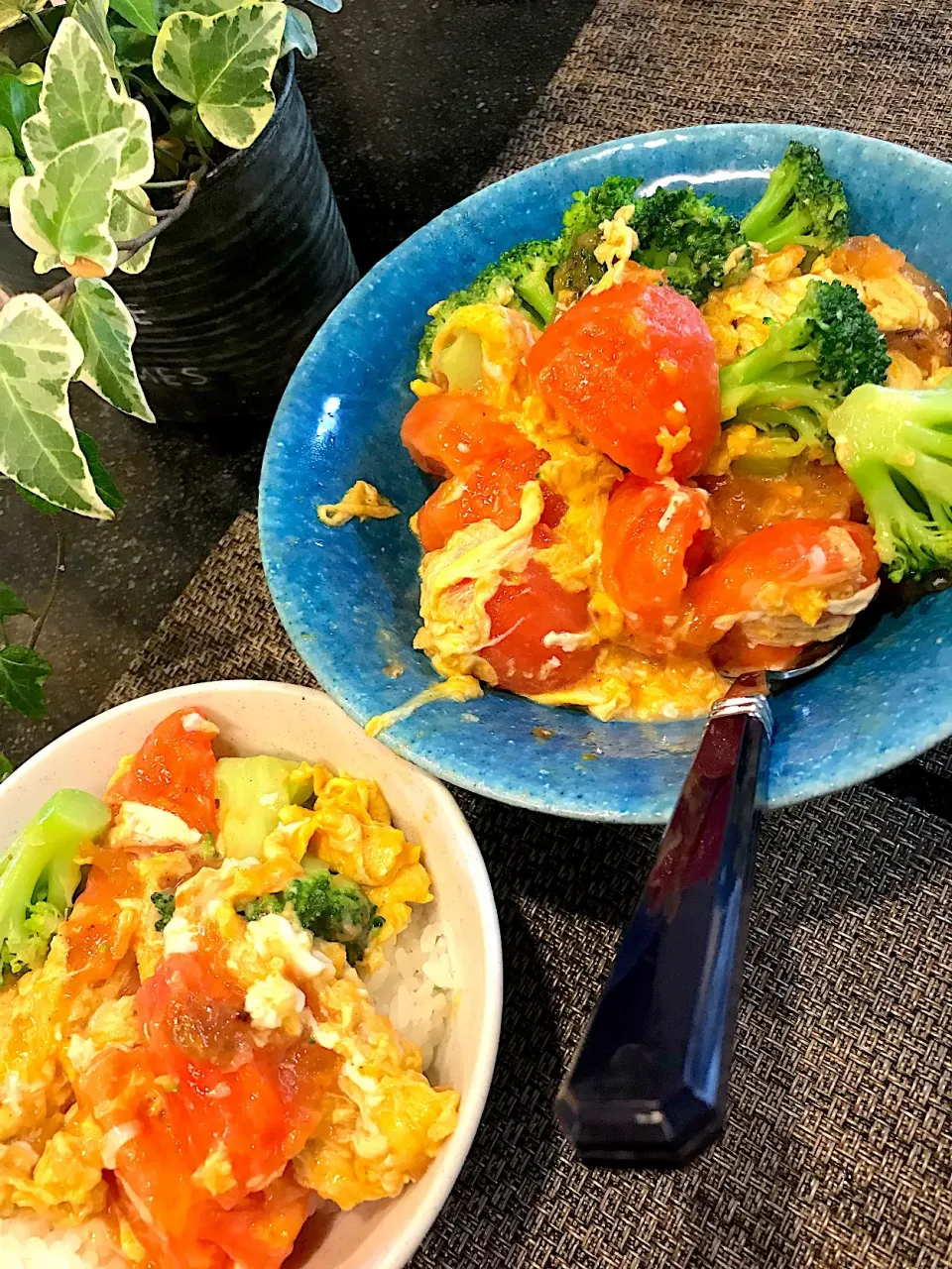 トマトと卵炒め🍅🥚丼にする息子朝ごはん|シュトママさん