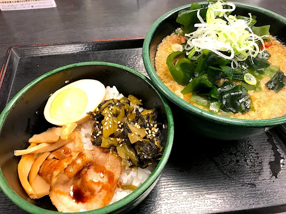 朝そばチャーシュー高菜丼セットにクーポンでわかめ|マハロ菊池さん