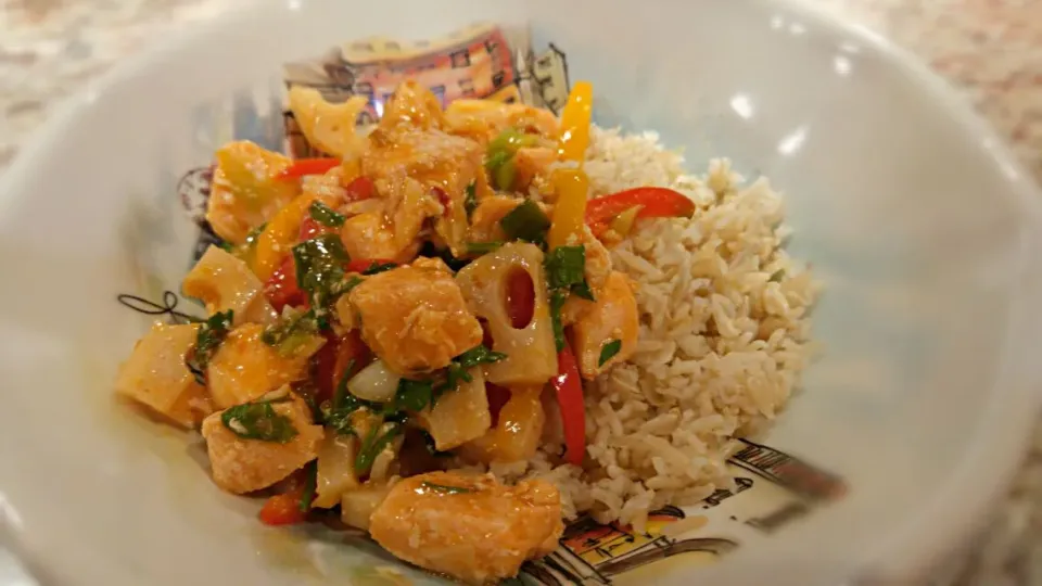 Salmon with Nando Peri Peri sauce, lotus root and bell peppers|Jiraphon Gさん