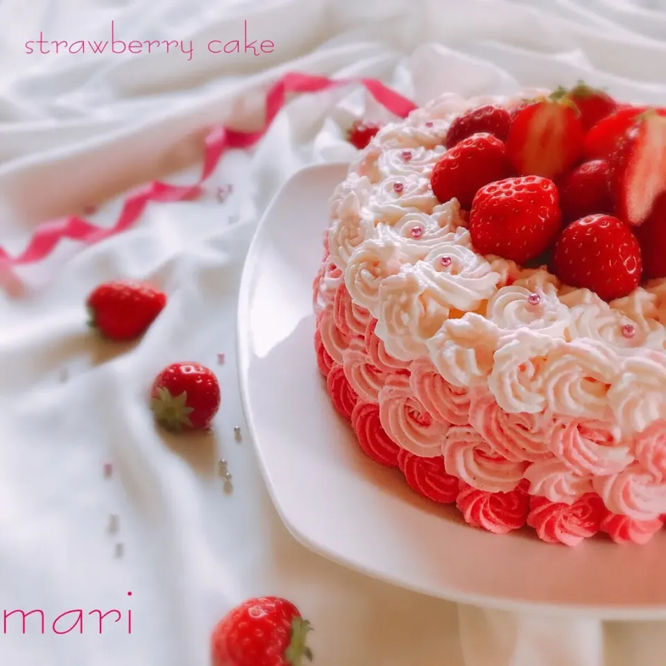 Snapdishの料理写真:いちごケーキ🍓
 #お菓子作り  #手作りおやつ  #手作りスイーツ #いちごケーキ #ショートケーキ #薔薇絞り|まーり（@mariyuiren）さん