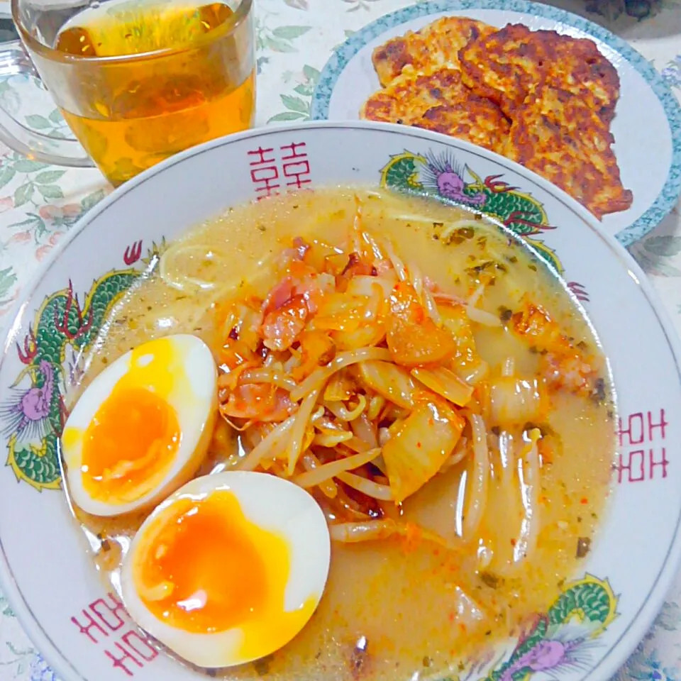 Snapdishの料理写真:世界一美味しい？煮玉子を乗せた豚骨ラーメン🍜|うたかた。さん