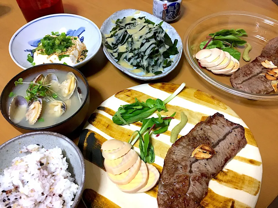 黒毛和牛のみすじステーキ🥩
獲れたて生わかめ〜辛子味噌で
冷奴
旬アサリのお味噌汁
雑穀米ご飯🍚|さくたえさん