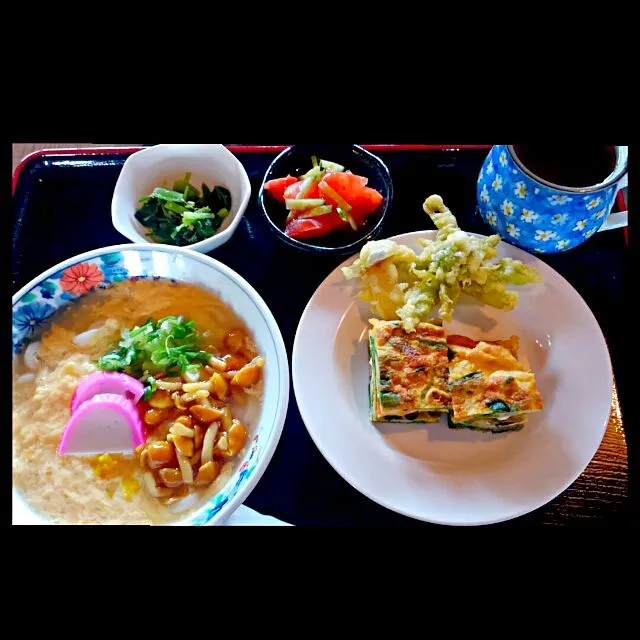 本日の賄い(3/12  クリームチーズ入りほうれん草のキッシュとちょこっと卵とじうどん＆トマトサラダ🍅)|かぴかぴさん