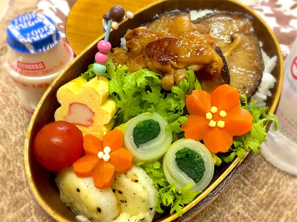 鶏と巨大椎茸の幽庵焼き&カニカマ入りお花🌸出汁巻き玉子&長芋チーズ🧀&ほうれん草と白菜のくるくるおひたし&人参飾り切り煮&わさび菜&プチトマト🍅のダーリンお弁当♪

 #弁当  #フチ子  #巨大肉厚しいたけ祭り #幽庵焼き|桃実さん