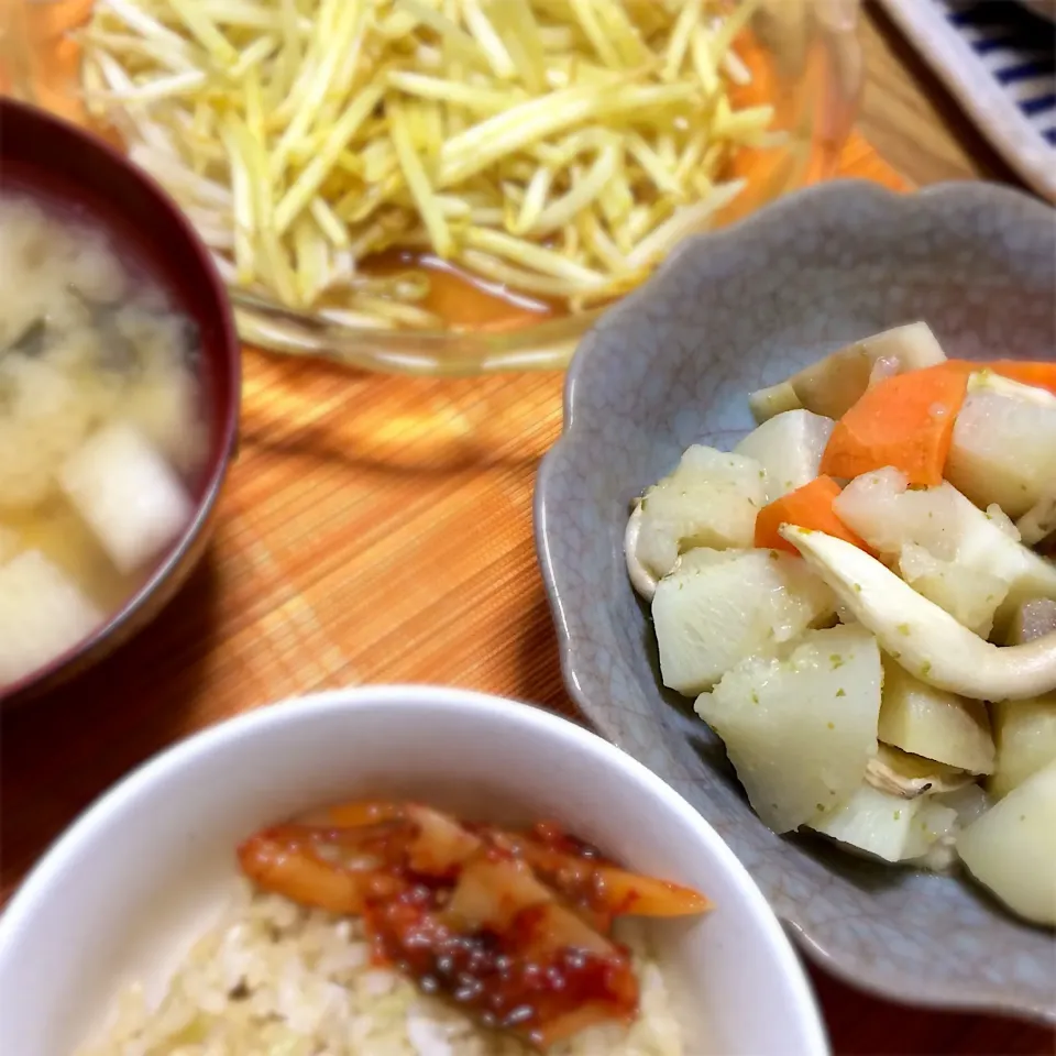 Snapdishの料理写真:2018/03/12 かぶらとじゃがいもときのこ柚子こしょうマリネ、もやしのカレー炒め|kykyさん