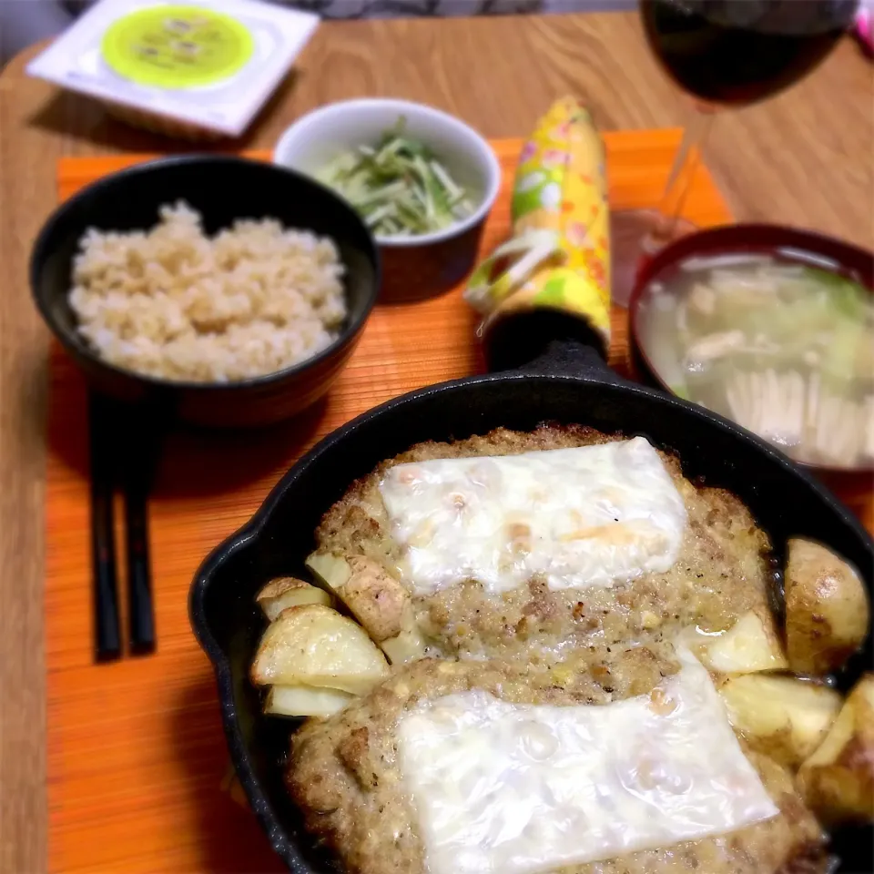 2018/03/13 スキレットで ふわふわ豆腐ハンバーグ、水菜のサラダ、きのこの鶏ガラ生姜スープ|kykyさん