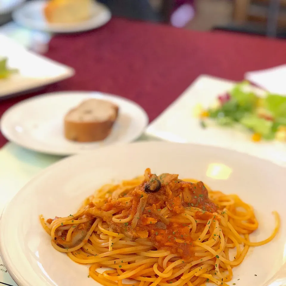 ツナとキノコのトマトソースパスタと焼きたてパン食べ放題|kureyanさん