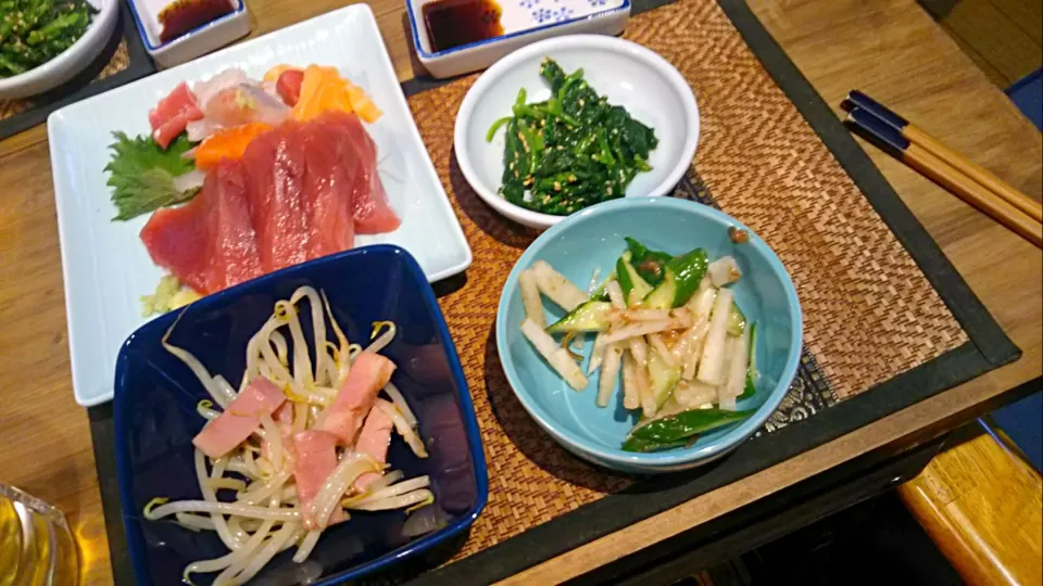 ほうれん草のごま和え＆きゅうりと大根の梅肉和え＆ベーコンともやし炒め＆お刺身|まぐろさん