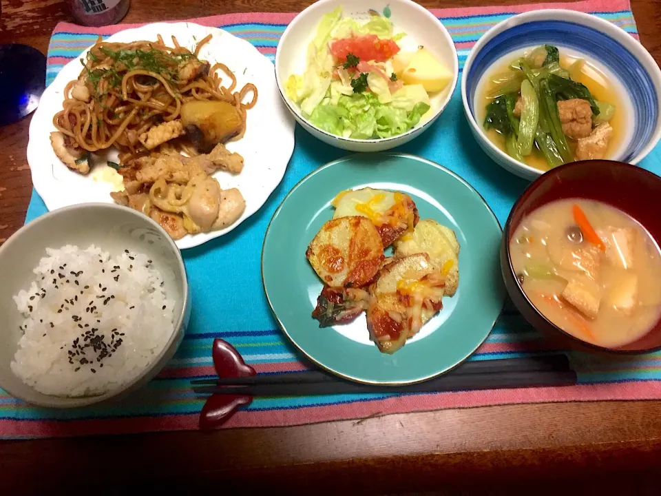 🍀タンドリーチキン 🍀海鮮焼きそば 🍀小松菜と油揚げ煮浸し 🍀生ハム林檎入りサラダ 🍀家でつく育てたバジル使ったホテトピザ 🍀具沢山味噌汁 🍀ご飯|もぐもぐさんさん