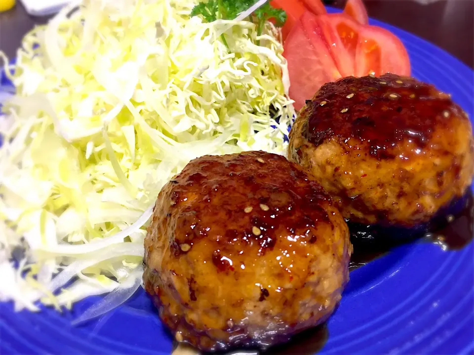 Snapdishの料理写真:超ジャンボ椎茸で、ソフトボール⚾️大の肉詰めパーリィww

 #巨大肉厚しいたけ祭り|桃実さん