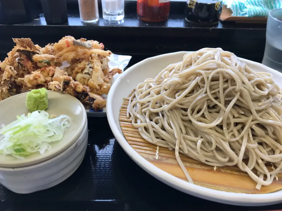 Snapdishの料理写真:ゲソかき揚げそば🦑大盛🌋|buhizouさん