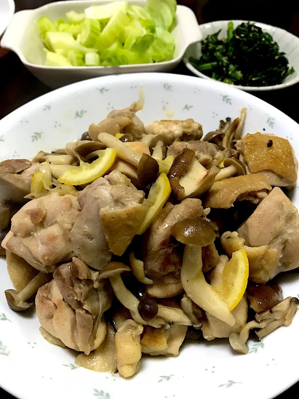 Snapdishの料理写真:鶏肉としめじと椎茸のレモン炒め♡ 春菊のおひたし♡|yumikoさん