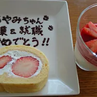 Snapdishの料理写真:いとこの子供が遊びに来たから、卒業&就職祝いに苺のパンナコッタとロールケーキでお祝い！ パンナコッタに🌸の花びらをイメージした苺をのせて。 喜んでくれて、良かった(^o^)|atoroleさん