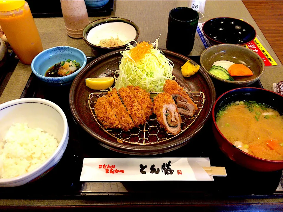 とん膳でランチ(メンチカツ＆ヒレ肉の梅しそロールカツ)|翡翠さん