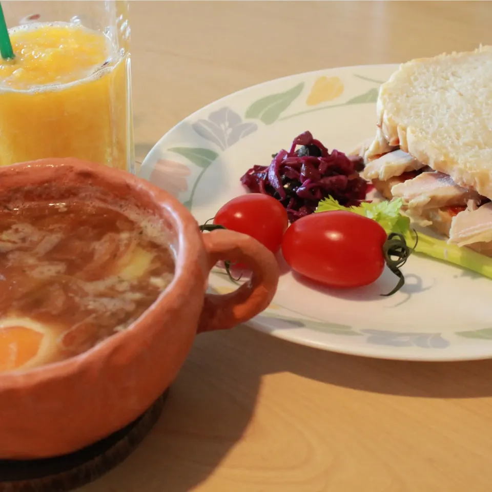 茹でどりのサンドウィッチ🥪と玉ねぎとポテトのスープ|yasuko murakamiさん