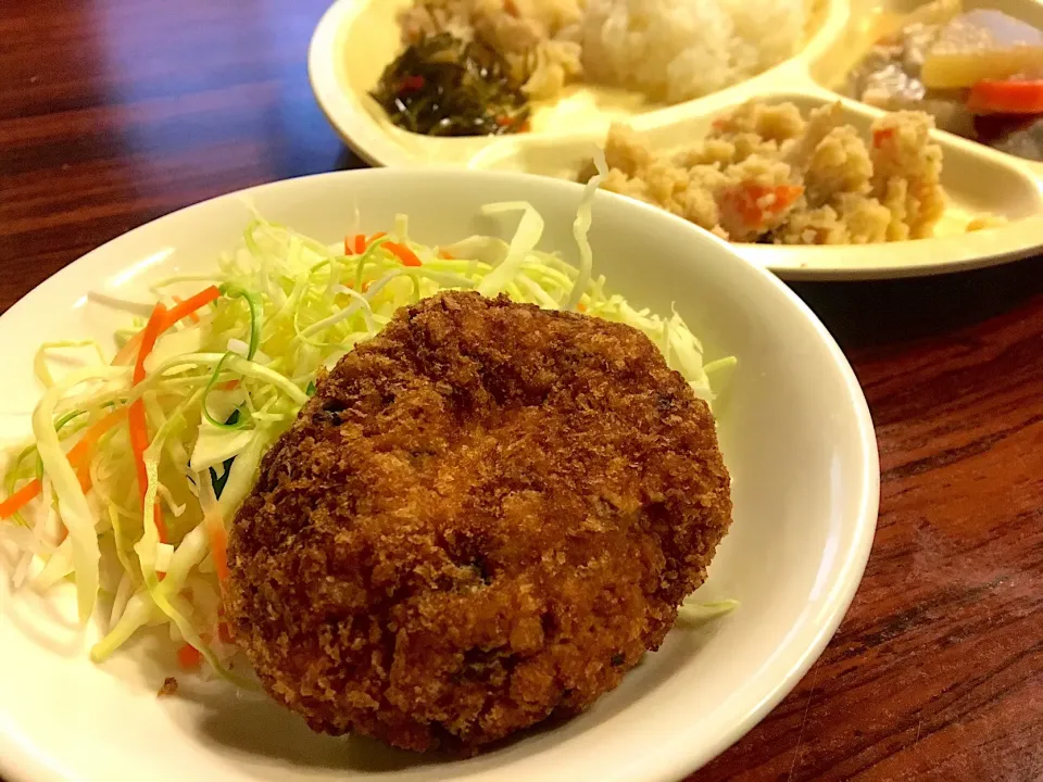 本日の賄い  昼ごはん メンチカツ   煮物  卯の花  ポテサラ  など|ぽんたさん