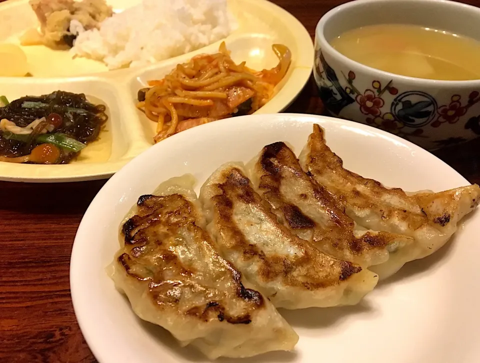 本日の賄い  晩ごはん⭐️⭐️⭐️ うちの賄いで一番うまい餃子の日 もずく酢  ナポリタン ポテサラ|ぽんたさん