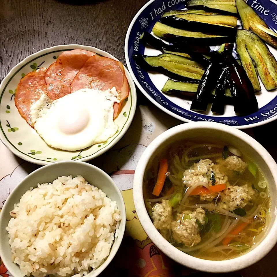 ハムエッグ、ナス焼き、鶏ミンチ肉団子のスープ(*^｡^*)|ライムさん