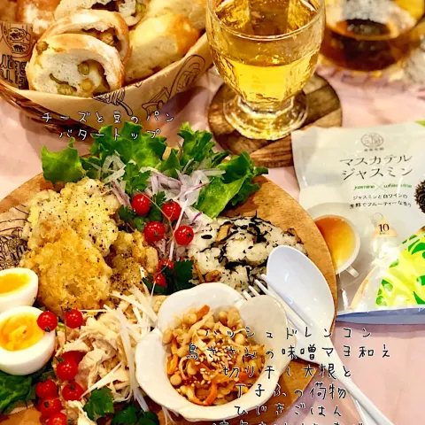 「遊香茶館 マスカテルジャスミン 10袋入」を使ってみたSnapdishの料理・レシピ写真:三井農林さんご提供『7種類の薫るお茶セット』モニター当選💫 今夜は＊マスカテルジャスミン＊と有り物ワンプレートと手作りパン🥐✨ 煮物が荷物になってますけど🤭🤣💦