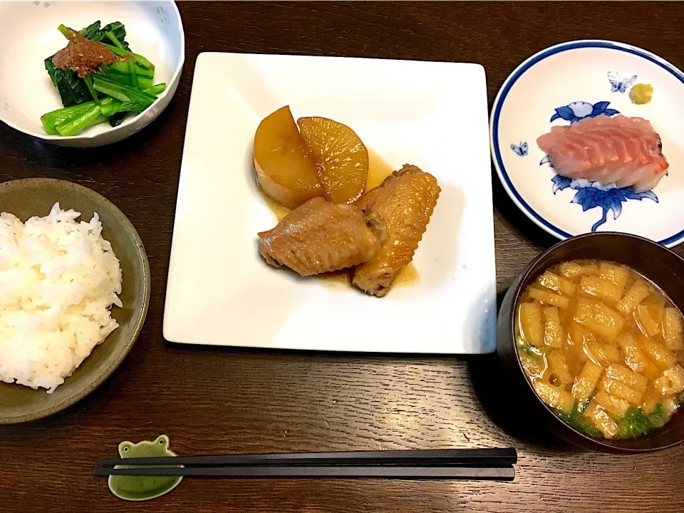 鶏手羽と大根の煮物
小松菜の胡麻和え
クロダイの刺身
お味噌汁|カドラさん