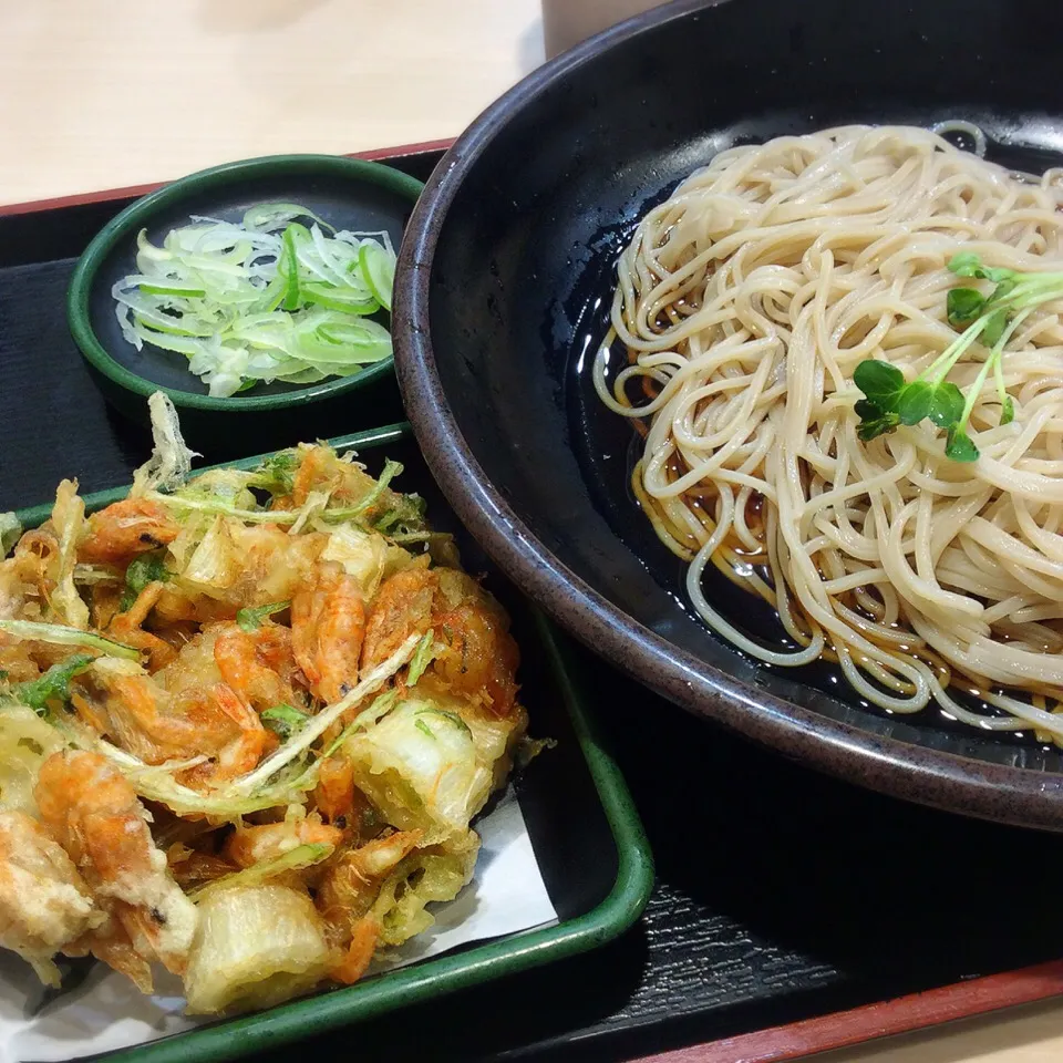 Snapdishの料理写真:海老2種のかき揚げ冷やし蕎麦 2018.3.14|キラ姫さん