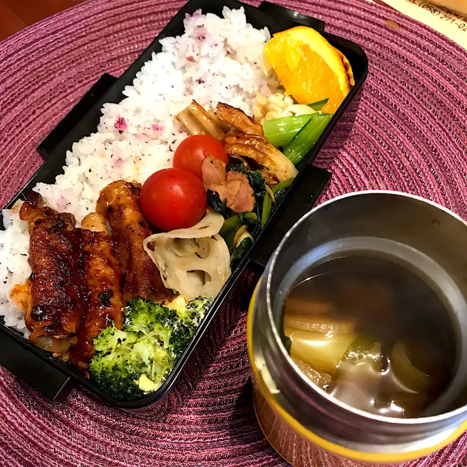 今日のお弁当🍱
雨の朝、
気持ちだけでも
晴れやかに😊
茄子チーズ肉巻きのお弁当
さぁ金曜日 元気出して
気をつけていってらっしゃい👋😊|mokoさん