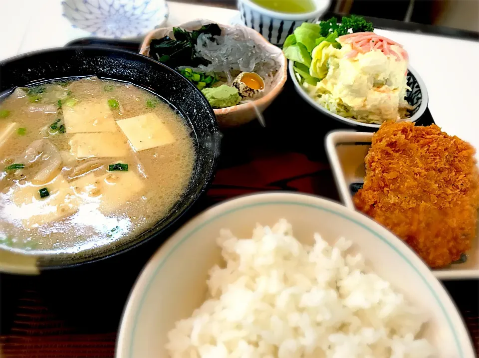 Snapdishの料理写真:豚汁、メンチカツ、生しらす、ポテサラ|古山さん