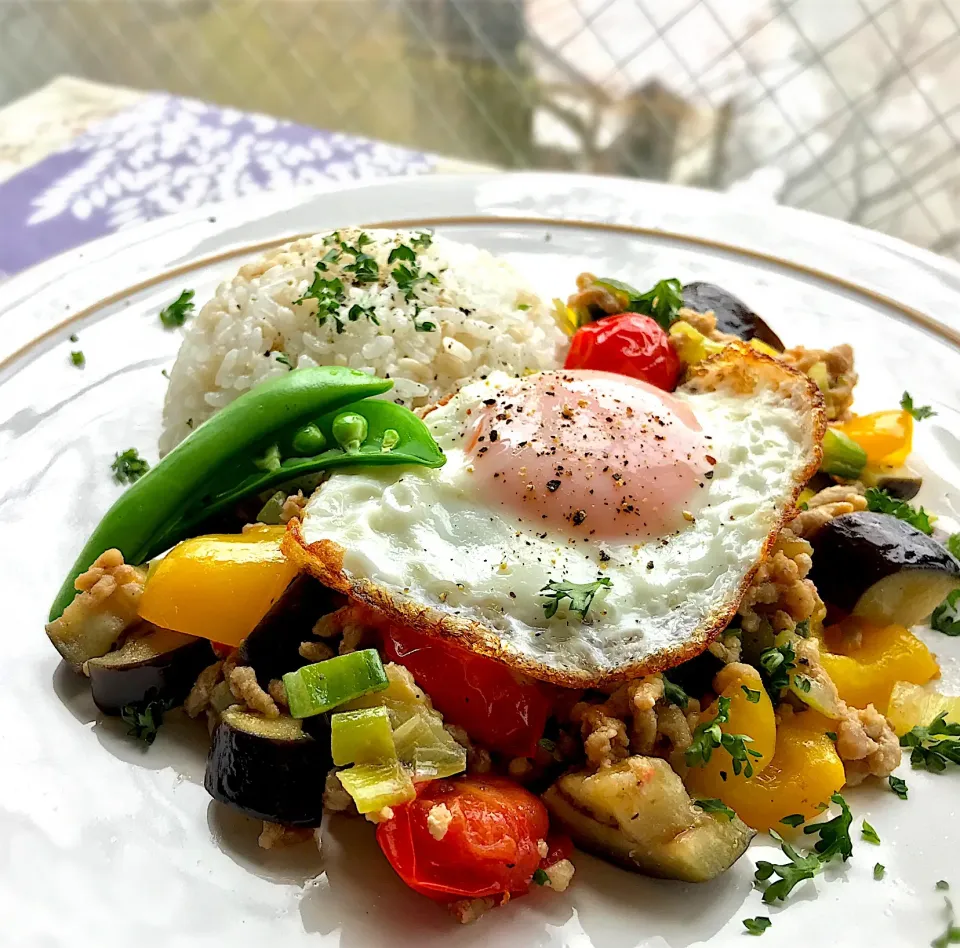 昼ごはん 挽肉と色々野菜のエスニック炒め|砂雪さん