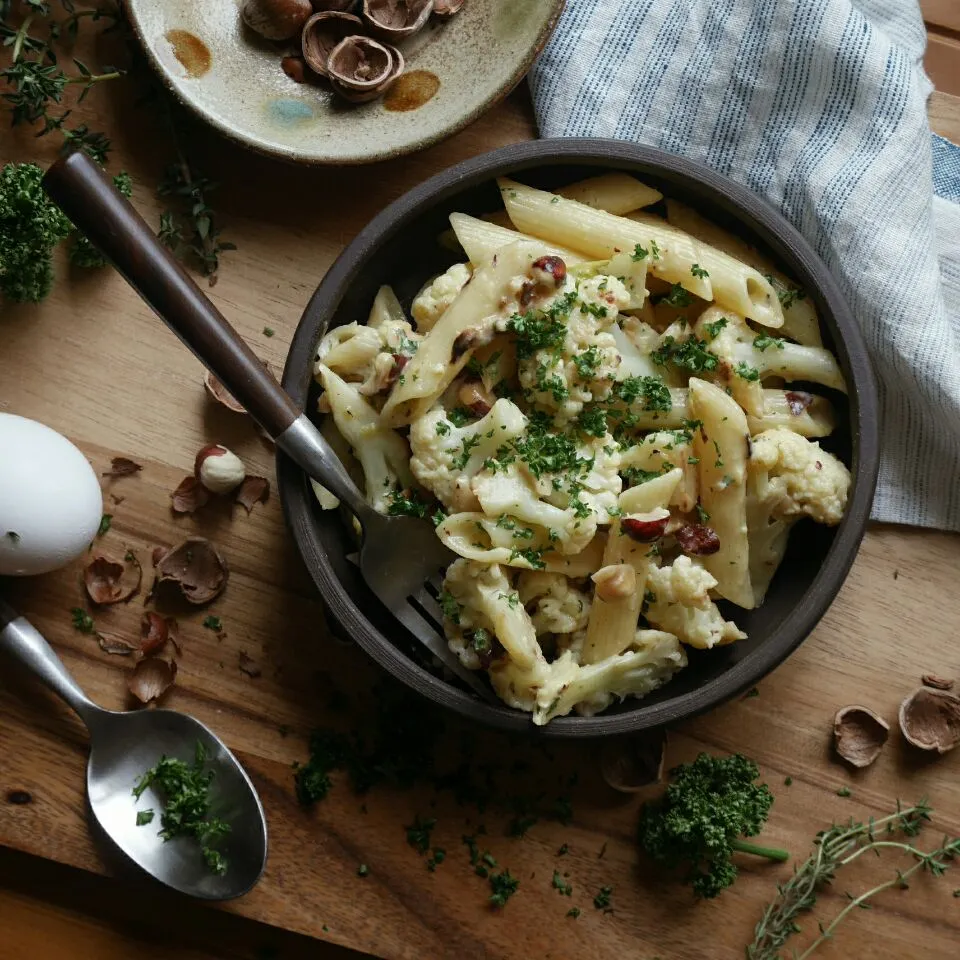 焼きカリフラワーとヘーゼルナッツのカルボナーラペンネ / Roasted cauliflower & hazelnut carbonara|まちまちこさん