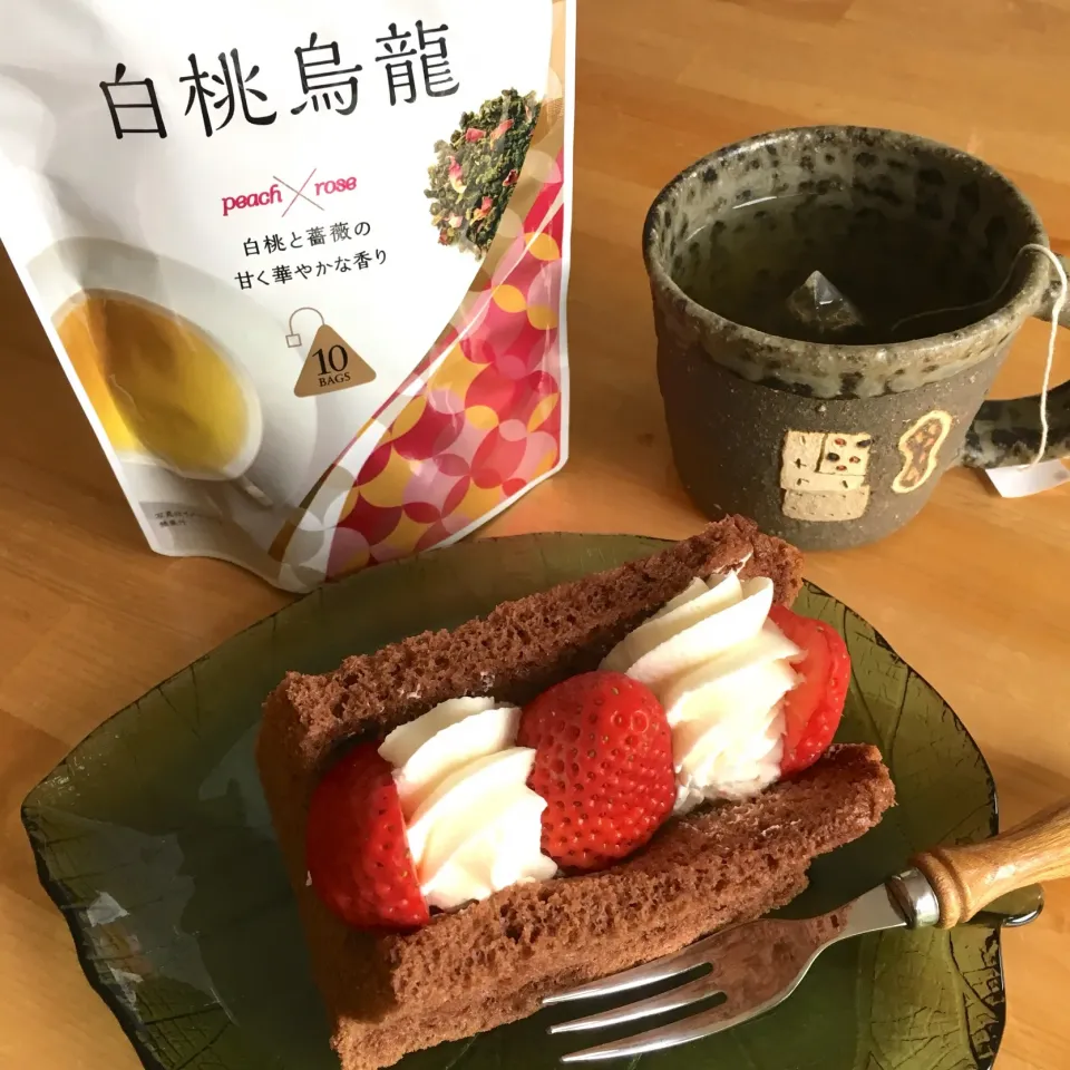 ココアシフォンサンド&白桃烏龍茶😋|バンビさん