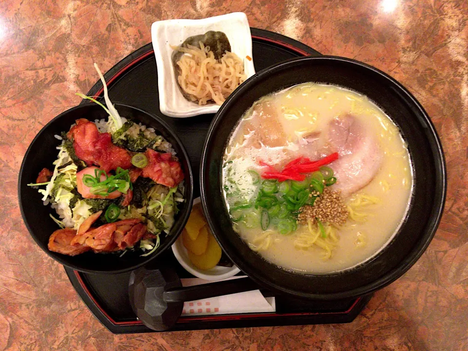 おすすめ定食(とり丼ととんこつラーメン)|ばーさんさん