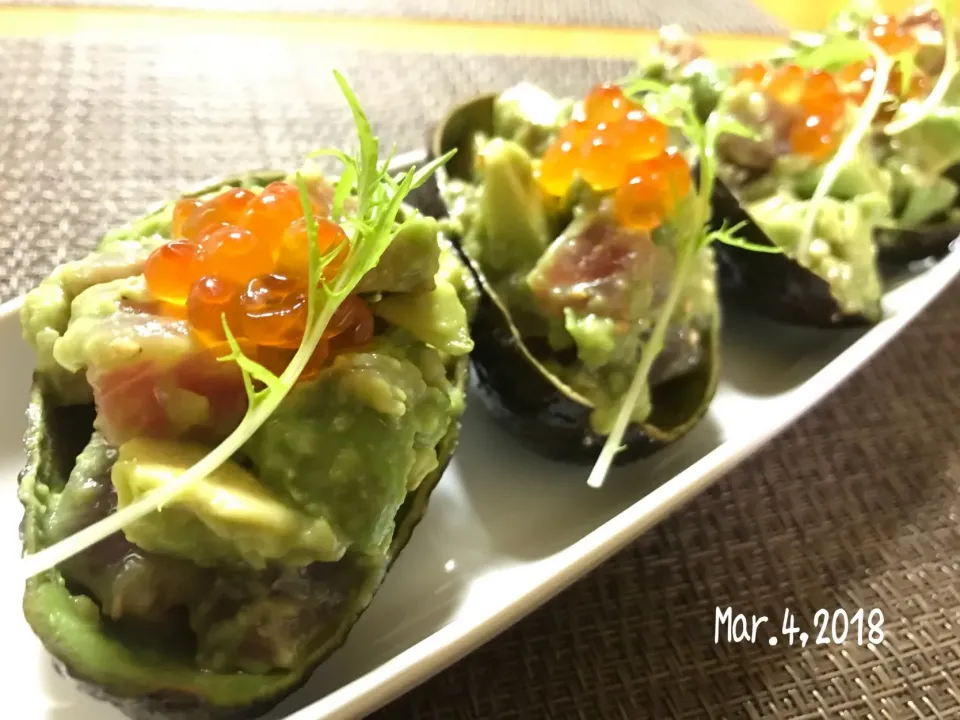 Snapdishの料理写真:ともちゃんのアボカドの薬味ぽん酢漬け♪柚子胡椒風味🥑 マグロ入りでいくら乗っけて😊|みきおさん