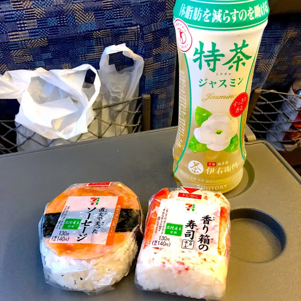 セブンイレブンのおにぎりが100円なので、出張帰りのおやつ✌️|すかラインさん