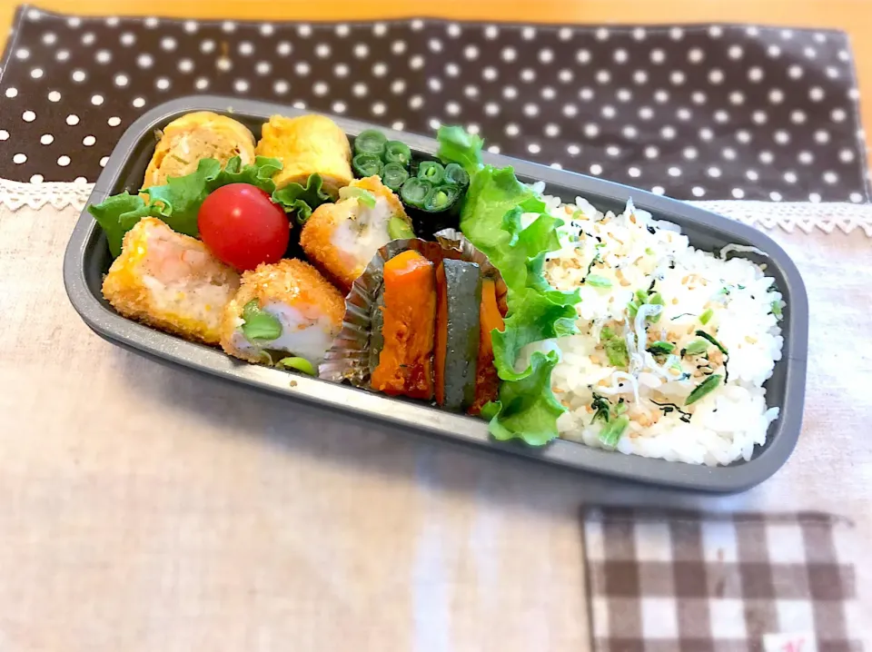 マダム とんちんさんの海老カツ🦐 卵焼き🍳 かぼちゃ甘辛ソテー🎃 いんげん海苔巻き🍀 🍅🍚|あやこさん