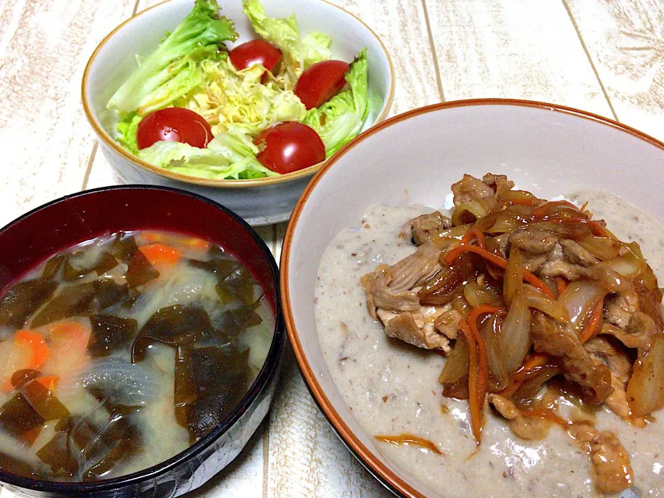 今日の男飯達(*_*) 自然薯を使った豚とろろ丼🐷🐽🐖♫と生わかめの味噌汁とサラダ🥗♫|ひーちゃんさん