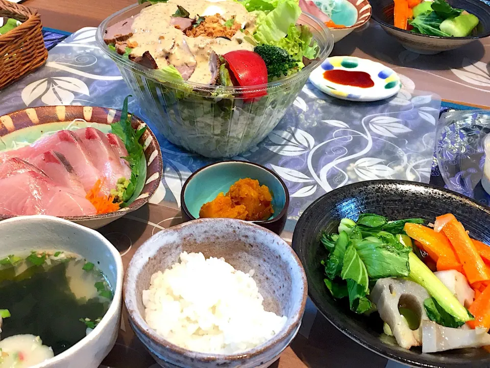 Snapdishの料理写真:晩御飯
ぶりの刺身、かぼちゃの煮物、レンコンと青梗菜と人参の炒め物、ワカメのスープ、焼豚サラダ|かよちゃんさん