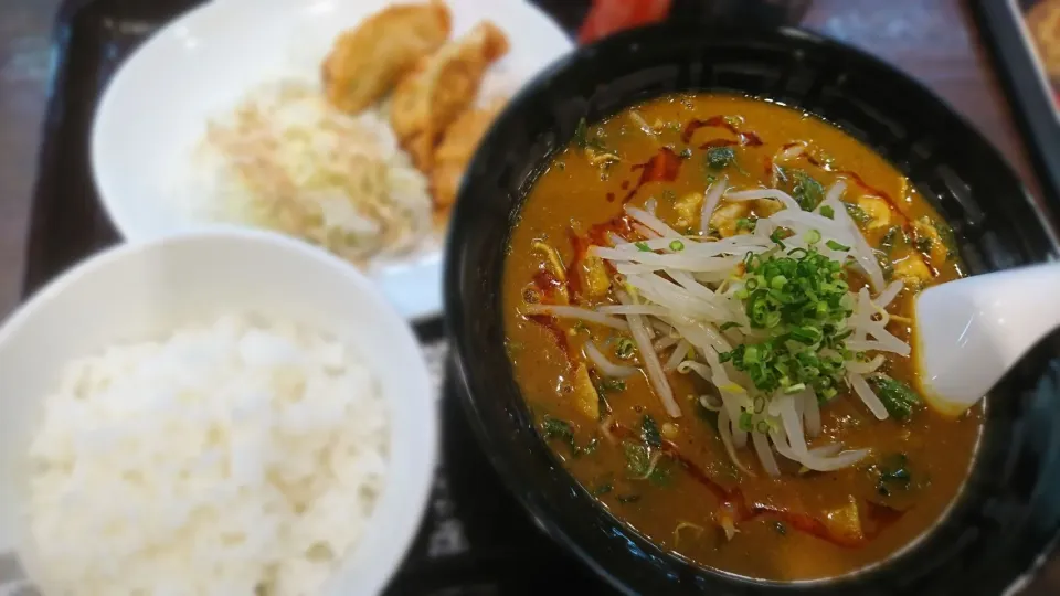 Snapdishの料理写真:濃厚うまこくカレーらーめん(＋ほうれん草)揚げ餃子セット|ボンゴさん