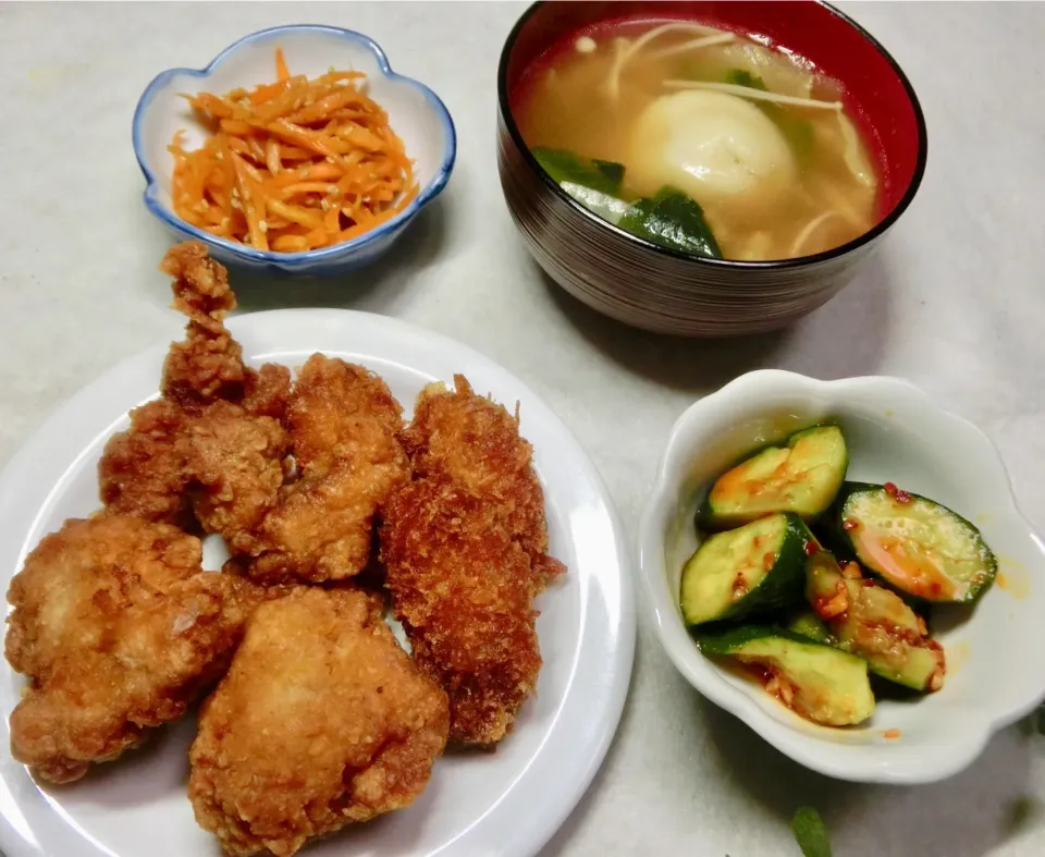 Snapdishの料理写真:昨夜の晩ご飯  唐揚げ  キュウリのラー油漬け  ニンジンの🥕キンピラ  
水餃子のスープ  コレが美味しい😍🤣|Hiroshi  Kimuraさん