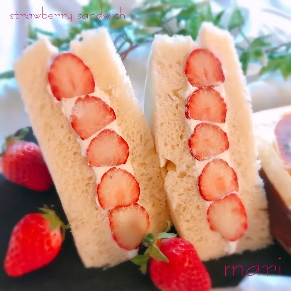 Snapdishの料理写真:生食パンでいちご🍓サンド🍓
 #パン作り #角食パン #いちごサンド #いちご #生食パン #bread|まーり（@mariyuiren）さん