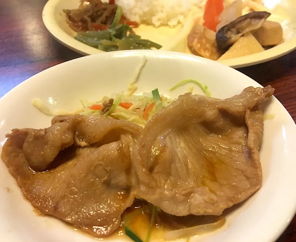 本日の賄い  昼ごはん☀️☀️🔆 豚焼肉  煮物  マカロニサラダ  きんぴらごぼう 山くらげ|ぽんたさん