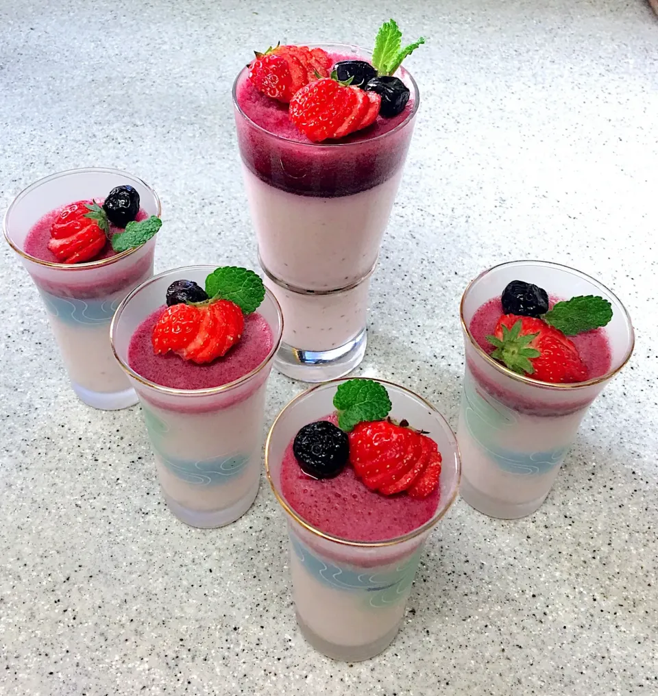 #ふんわり🍓苺ムース
#いちご
#生クリーム
#コンデンスミルク
#牛乳
#ゼラチン
 #飾り用ブルーベリー 
 #ミント🌿|Satomi Sakaueさん