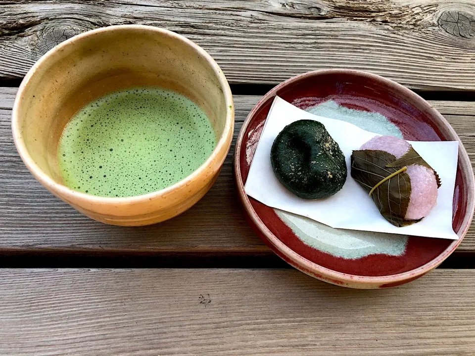 Snapdishの料理写真:道明寺と桜餅を茶菓子にお薄を点ててみました♪ #抹茶 #お薄 #お点前 #一服 #春|角康広さん